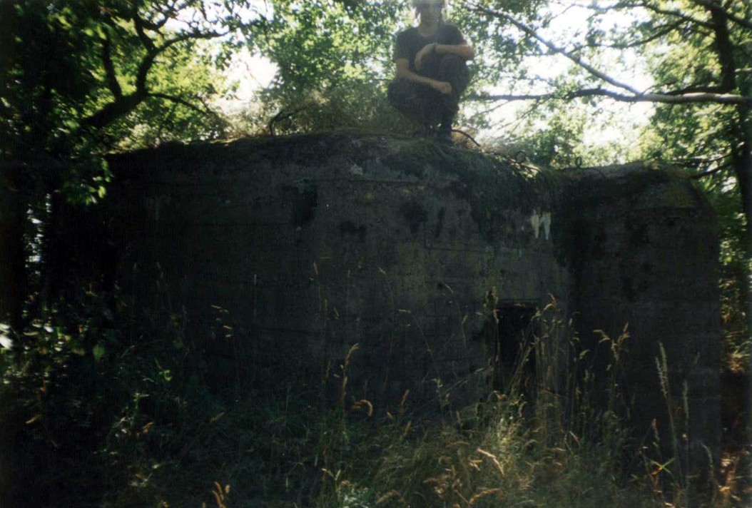 Sedím na stropě bunkru u silnice Dobá - Korce. Rok 1994