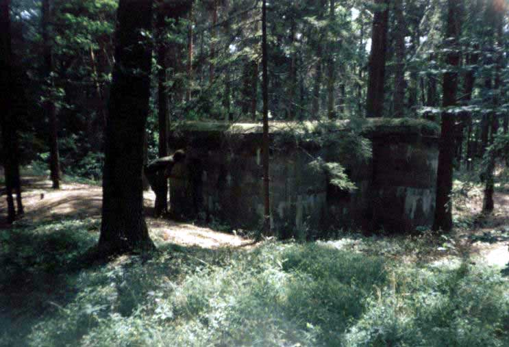 Jeden z bunkrů nad Nedamovem v roce 1994